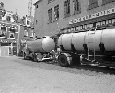 859500 Afbeelding van een melkauto bij de N.V. Verenigde Melkbedrijven (Boterstraat 18, zijde Visschersplein). Links ...